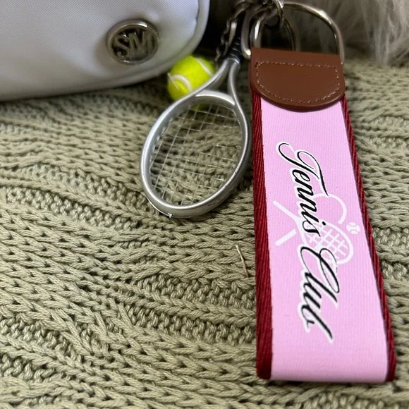 Macy’s Steve Madden White Crossbody Belt Bag with Charm Keychain - Picture 2 of 10